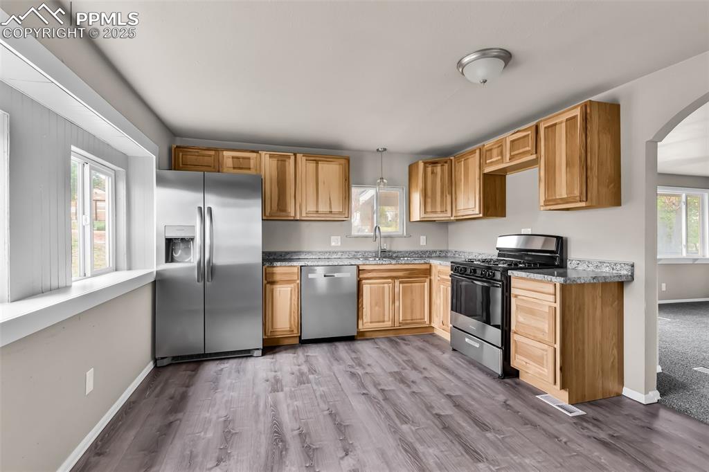 Image 14 of 33: Kitchen