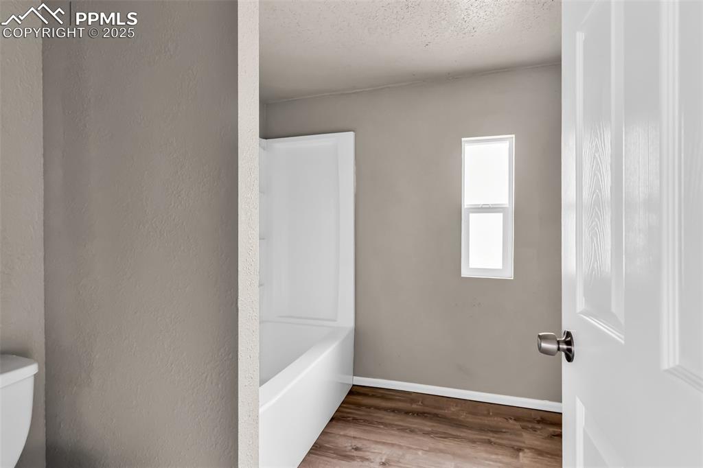 Image 19 of 33: Bathroom