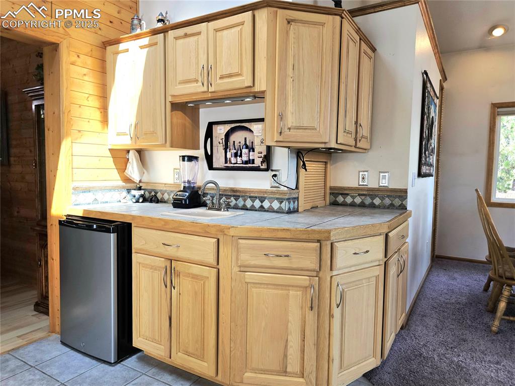 Image 16 of 50: Wet bar in great room is ready to handle all your hearty family holidays an