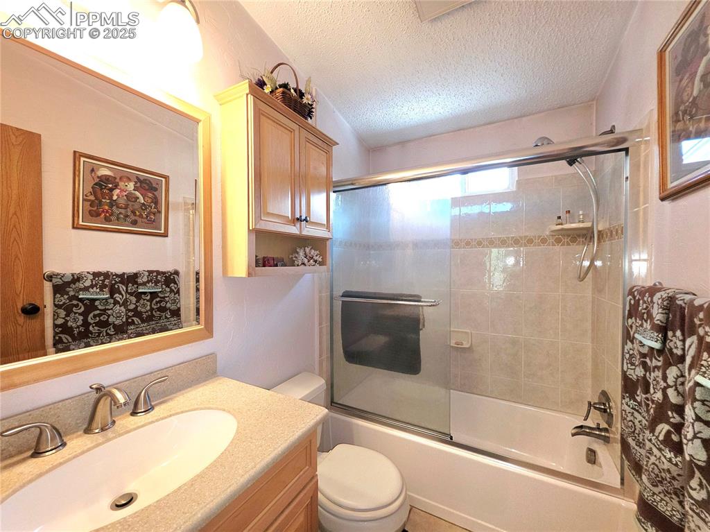 Image 25 of 50: 2nd full bath is open and bright