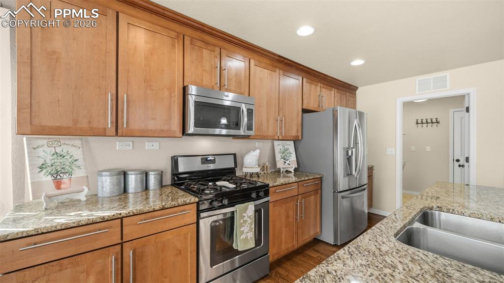 Image 18 of 47: Kitchen