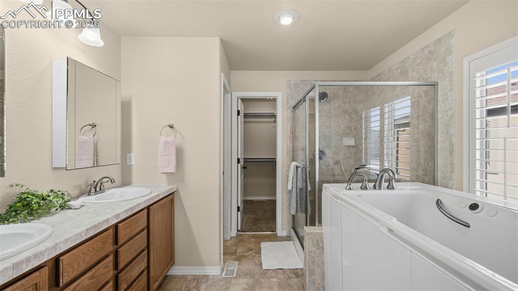 Image 26 of 47: Bathroom