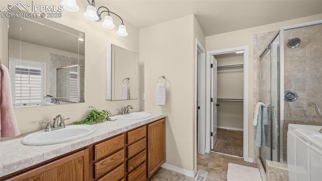 Image 27 of 47: Bathroom