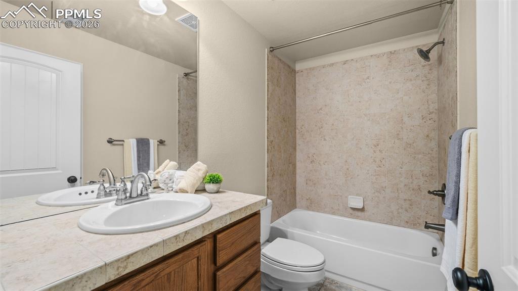 Image 40 of 47: Bathroom