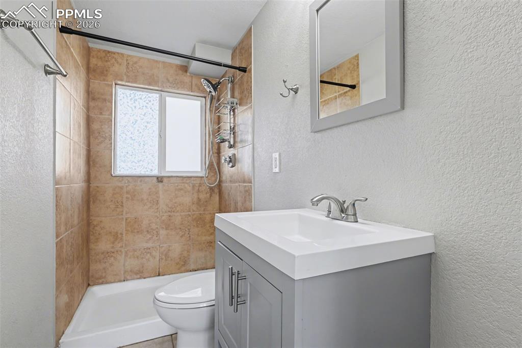 Image 20 of 29: Bathroom