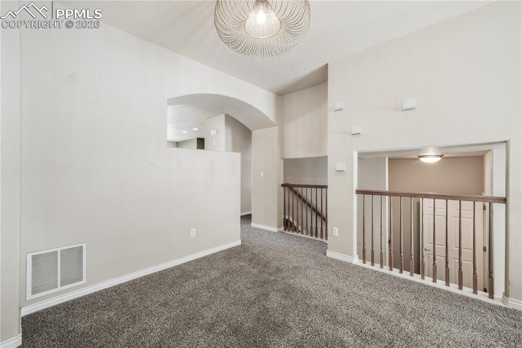 Image 12 of 50: Dining room