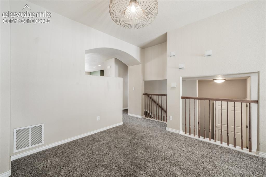 Image 13 of 50: Dining room