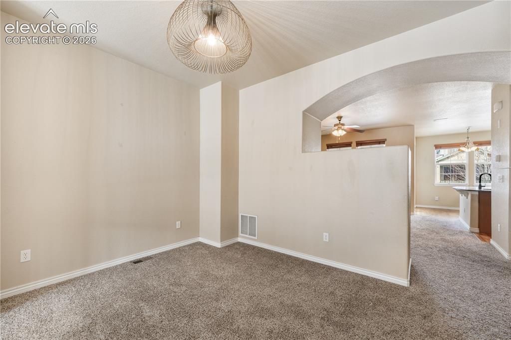 Image 14 of 50: Dining room