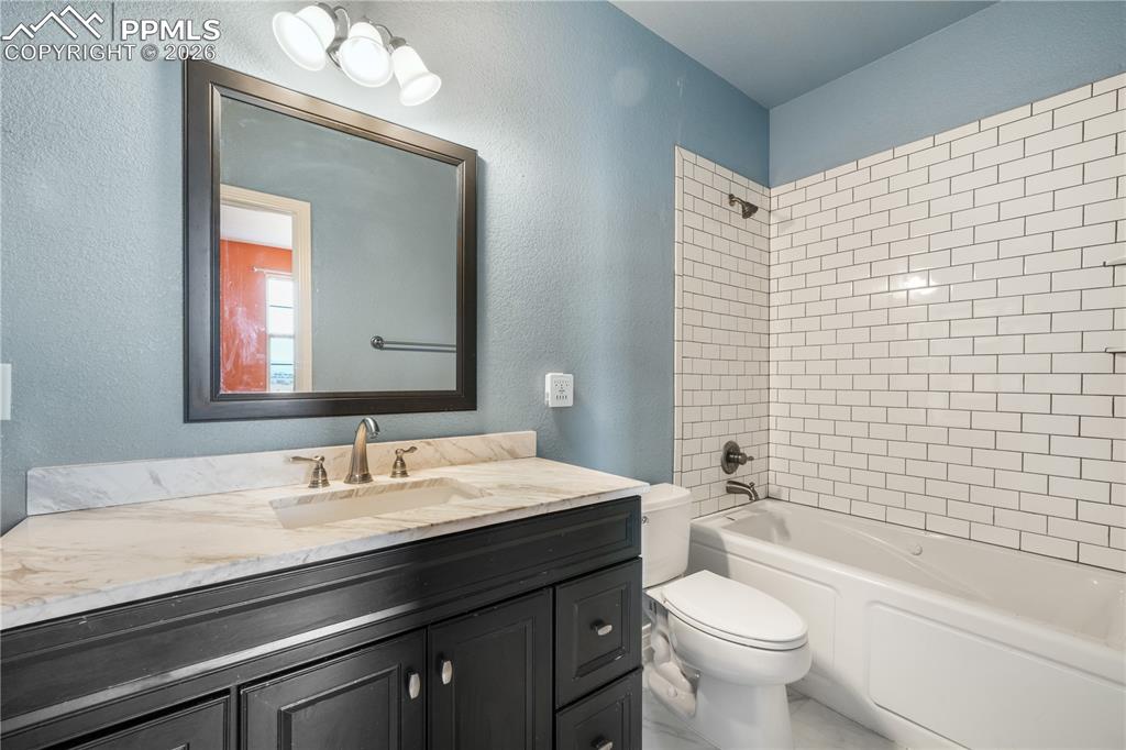 Image 34 of 50: En suite full bathroom