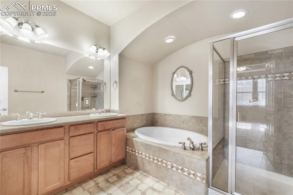 Image 40 of 50: 5 piece ensuite bathroom 