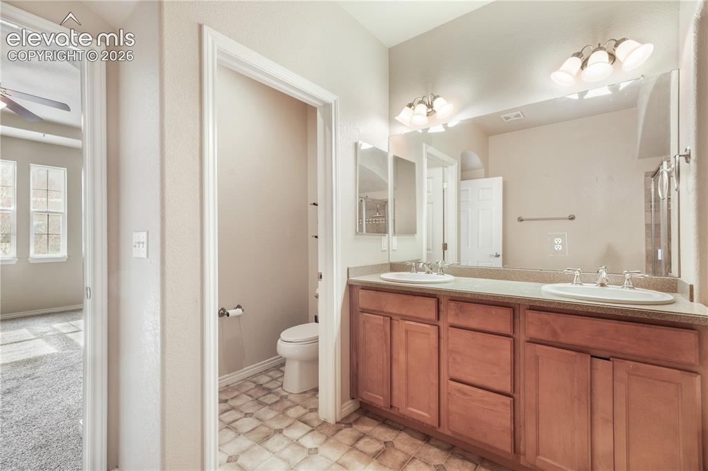 Image 44 of 50: 5 piece ensuite bathroom