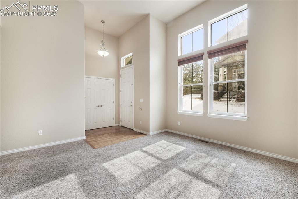 Image 5 of 50: Bright entry