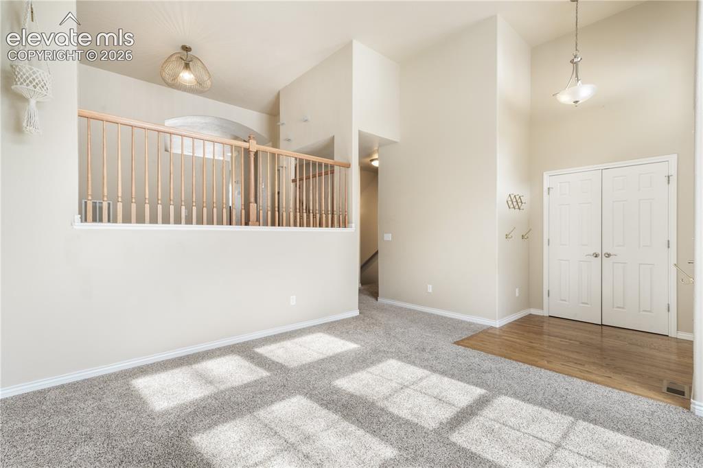 Image 8 of 50: Living room