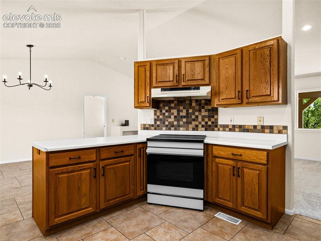 Image 10 of 50: Kitchen