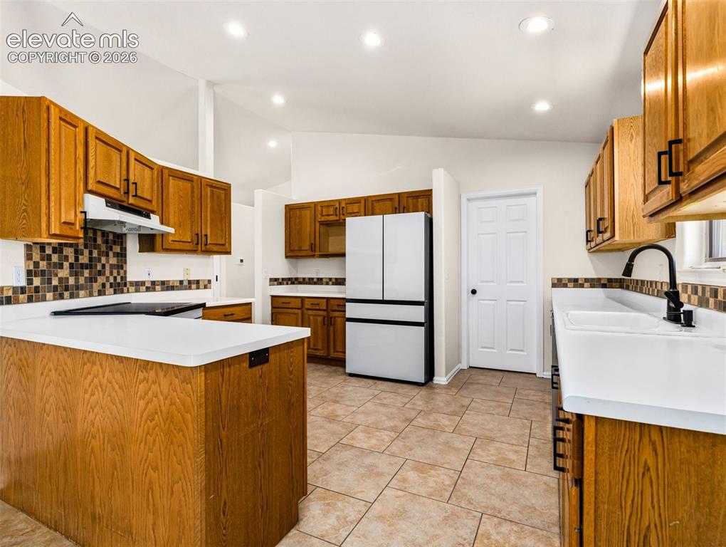 Image 13 of 50: Kitchen