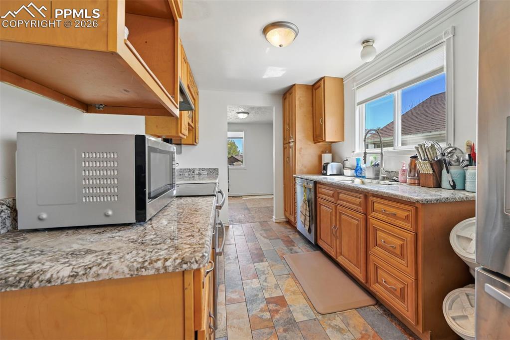 Image 17 of 41: Kitchen