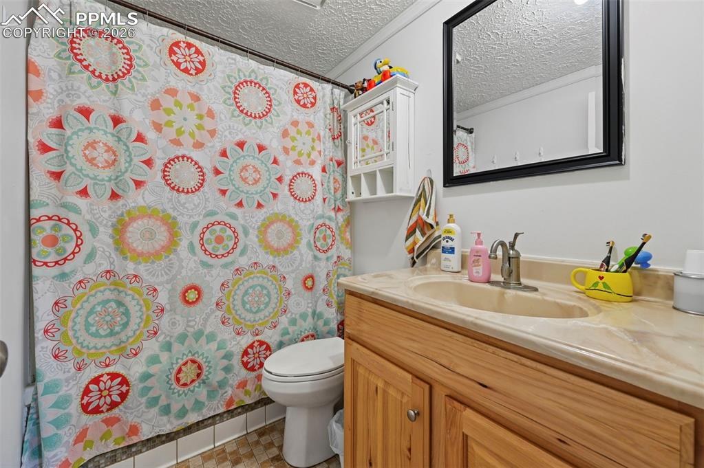 Image 18 of 41: Bathroom