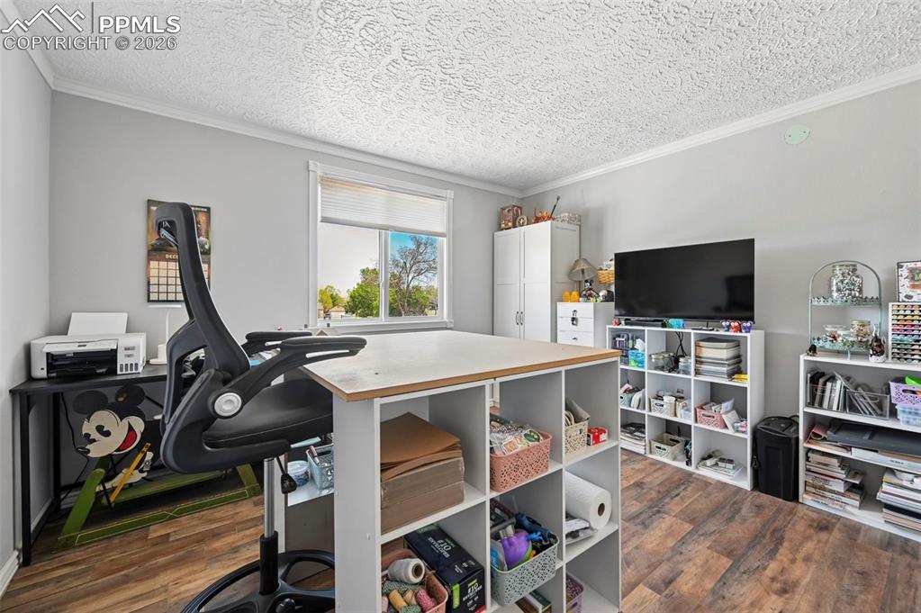 Image 19 of 41: Office