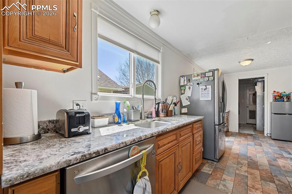 Image 6 of 41: Kitchen