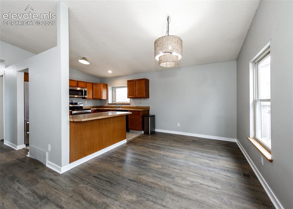 Image 10 of 38: Dining room
