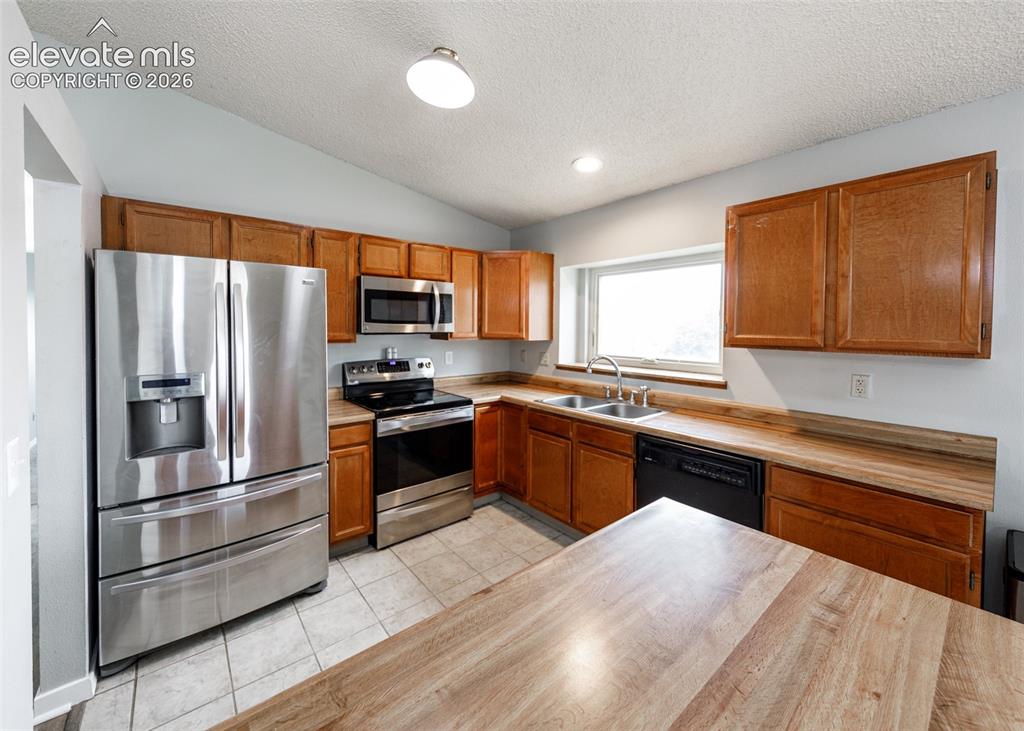 Image 11 of 38: Kitchen