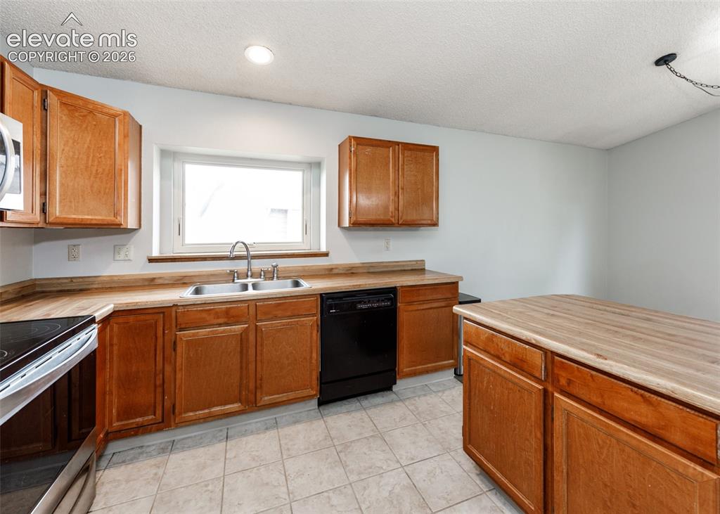 Image 13 of 38: Kitchen