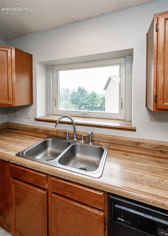 Image 14 of 38: Kitchen