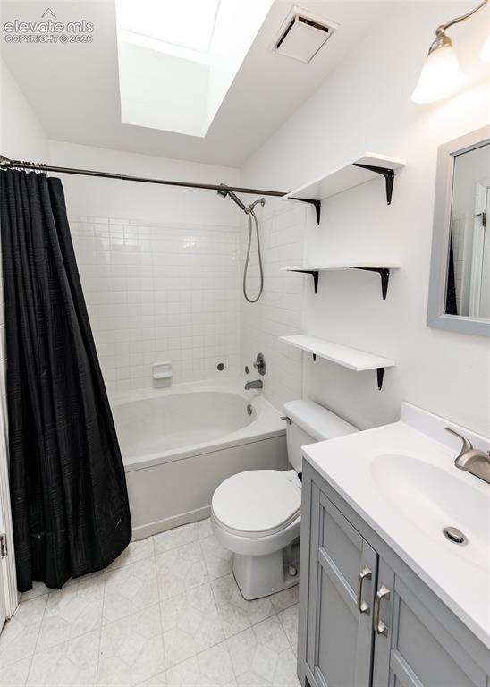 Image 20 of 38: Upper level full bathroom