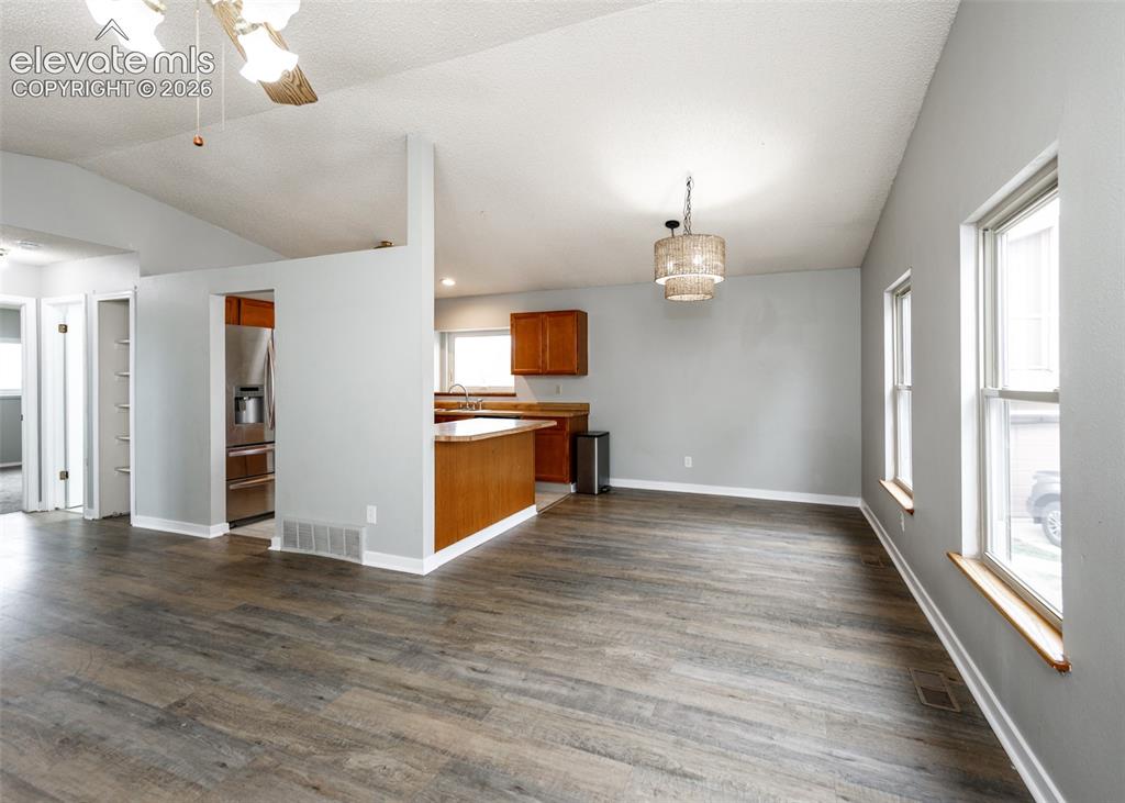 Image 9 of 38: Dining area