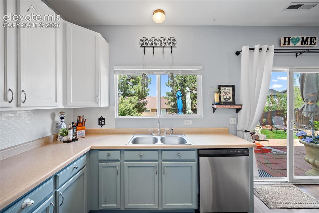 Image 15 of 40: Dining Area