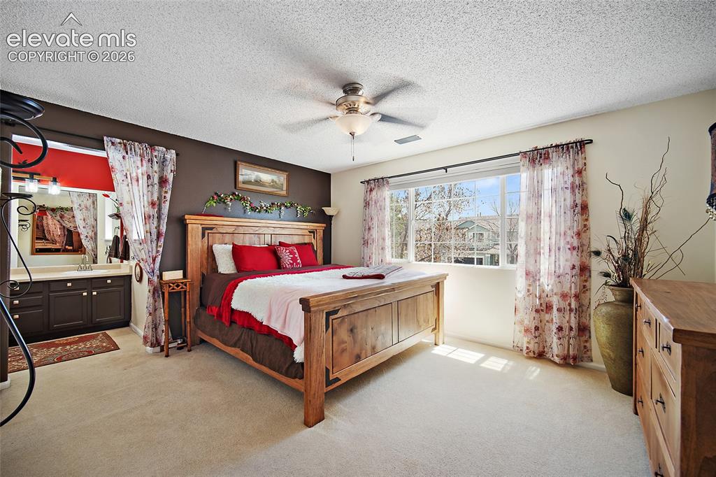 Image 17 of 40: Bedroom