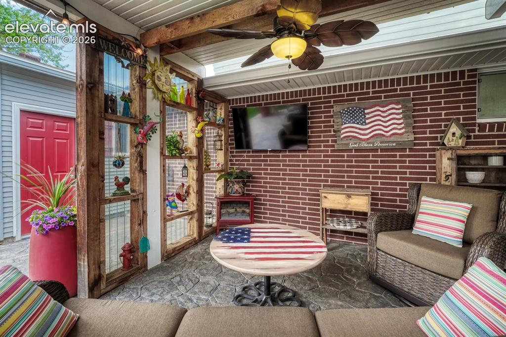 Image 11 of 50: Sun Room