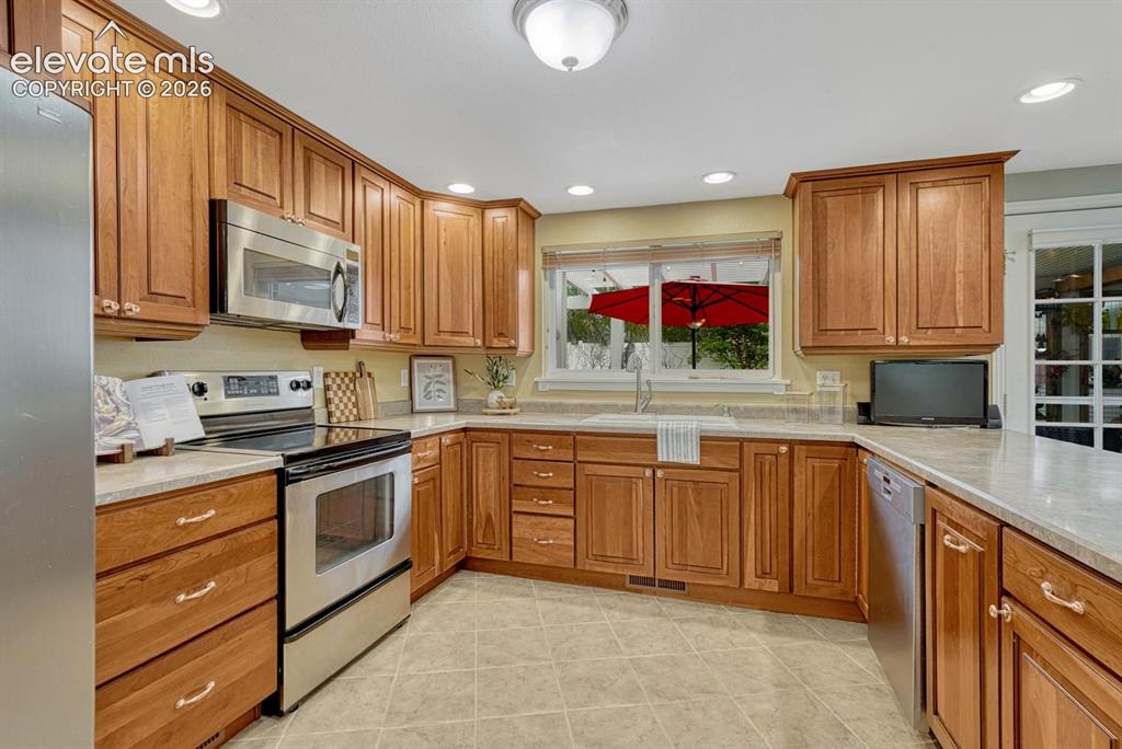 Image 17 of 50: Kitchen