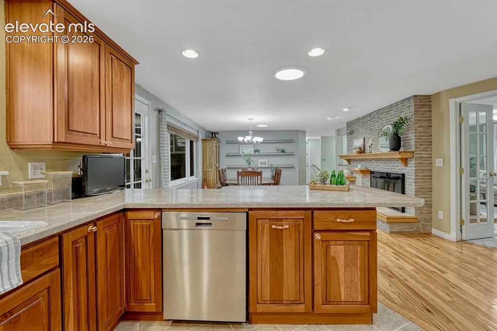 Image 18 of 50: Kitchen