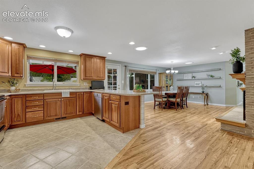 Image 19 of 50: Kitchen