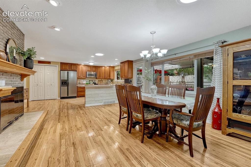 Image 6 of 50: Dining Area