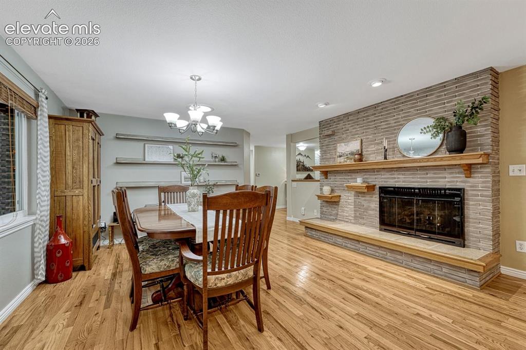 Image 7 of 50: Dining Area