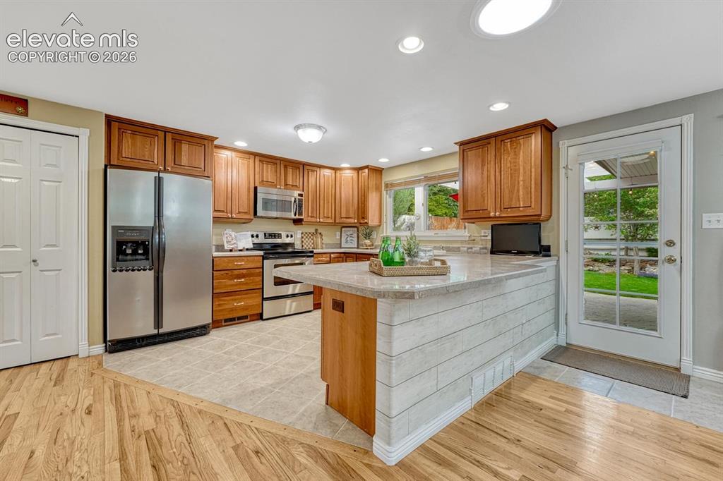 Image 8 of 50: Kitchen