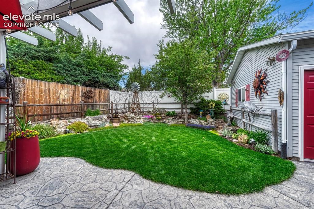 Image 9 of 50: Yard