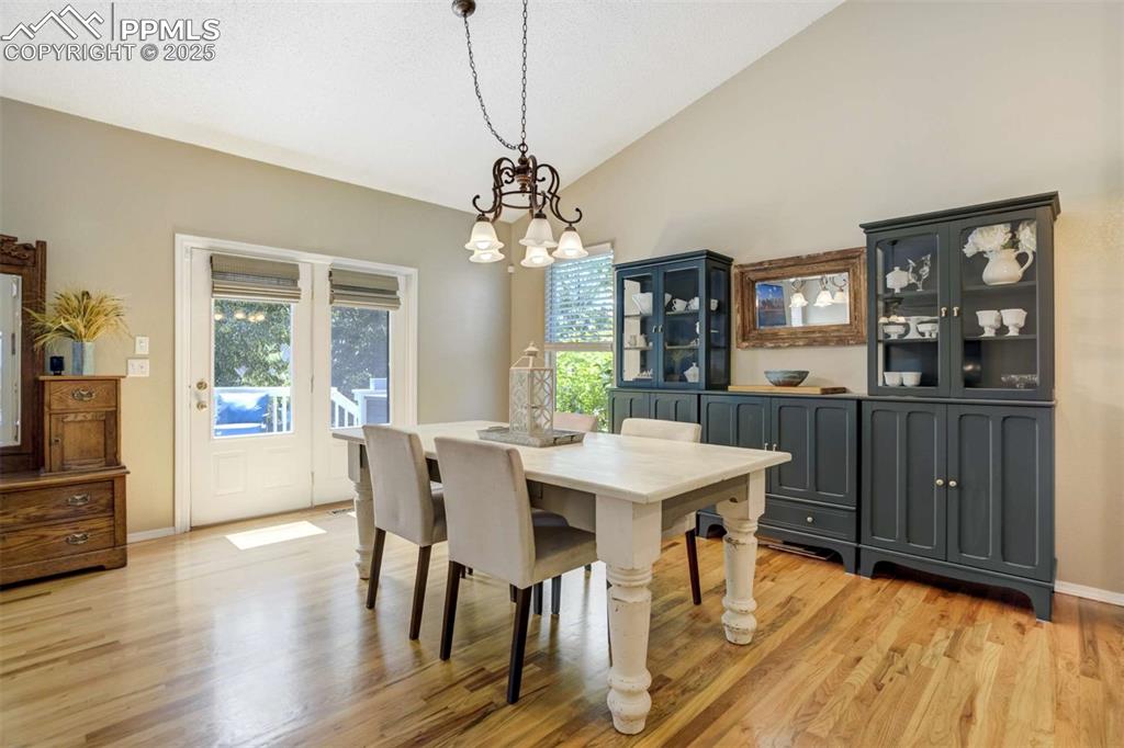 Image 10 of 50: Dining Area