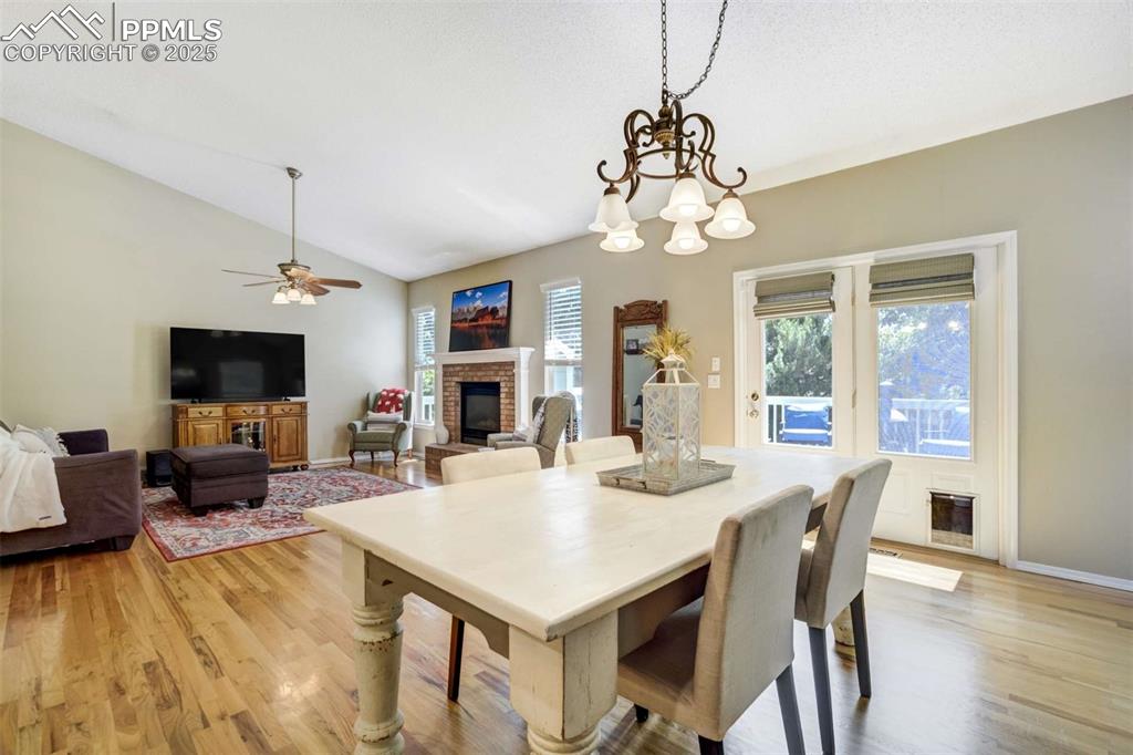 Image 11 of 50: Dining Area