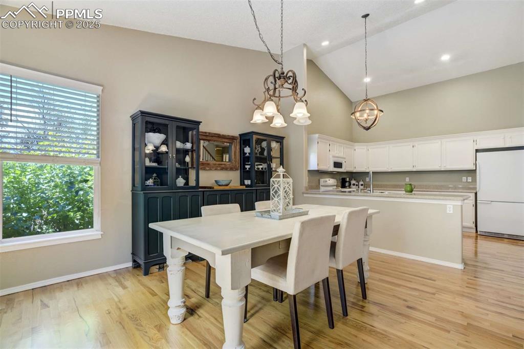 Image 13 of 50: Dining Area