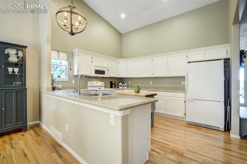 Image 15 of 50: Kitchen