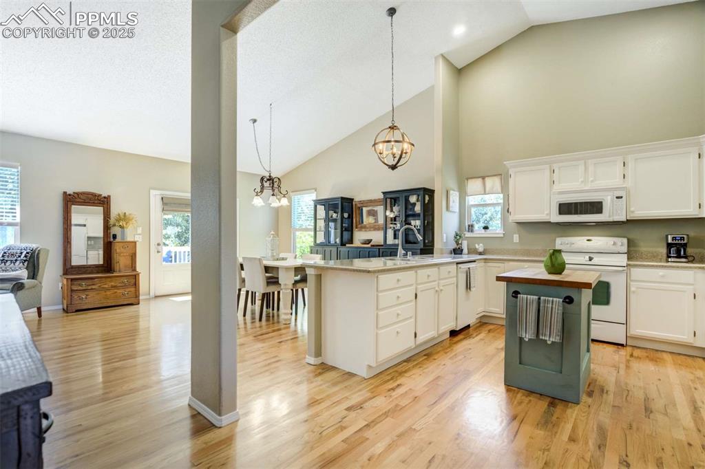 Image 16 of 50: Kitchen
