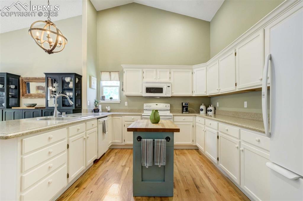 Image 17 of 50: Kitchen