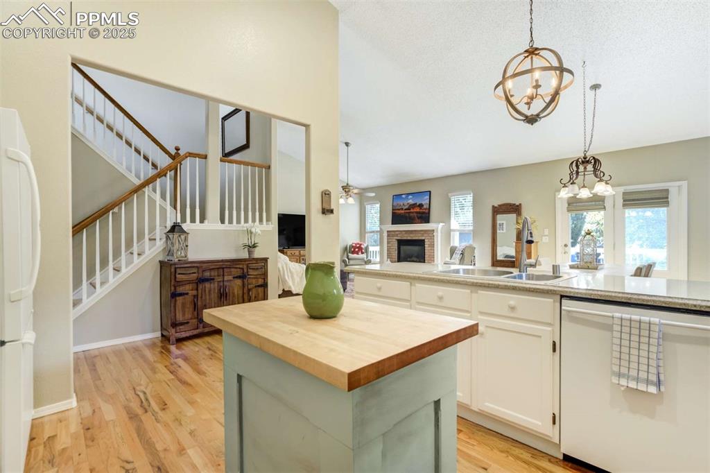 Image 19 of 50: Kitchen