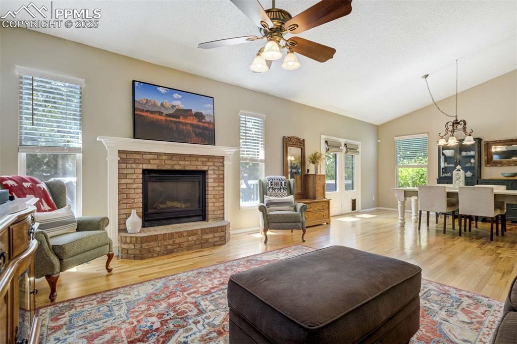 Image 8 of 50: Living Room