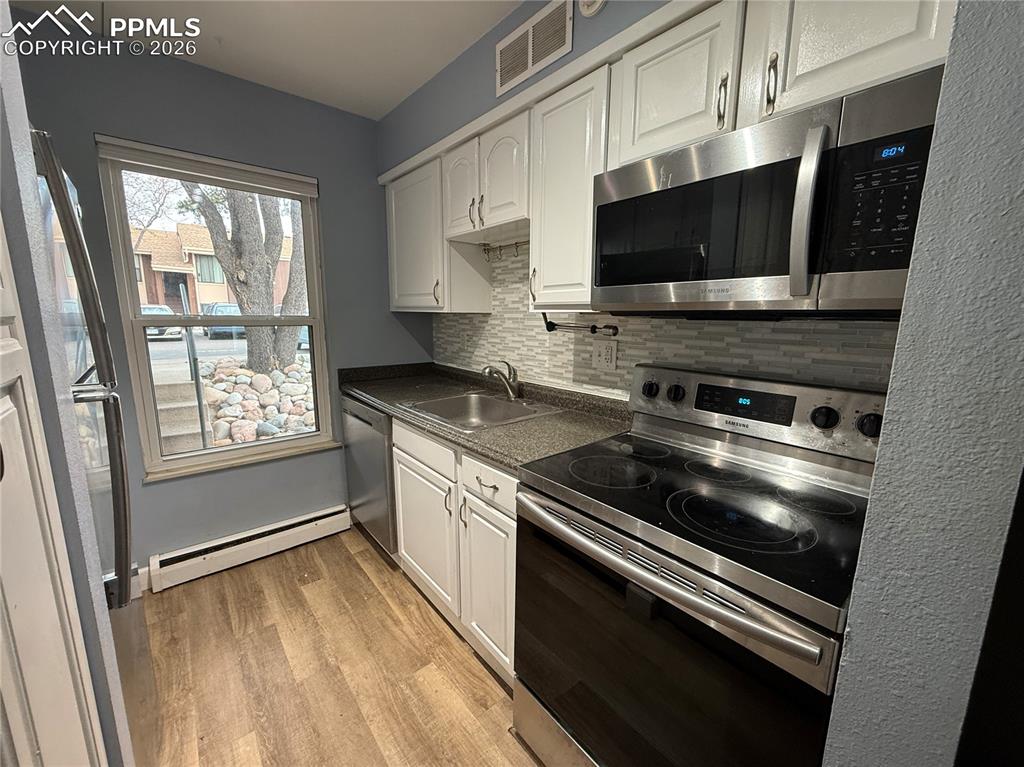 Image 3 of 9: Kitchen