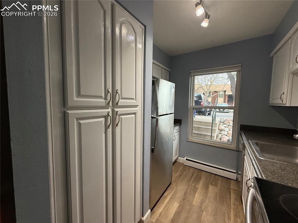 Image 4 of 9: Kitchen