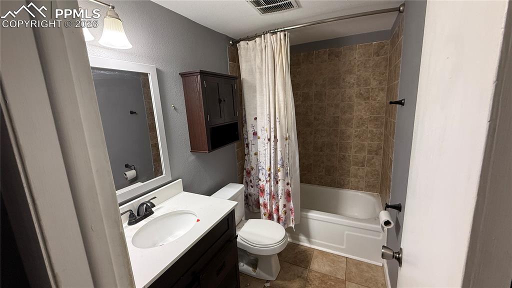 Image 5 of 9: Bathroom